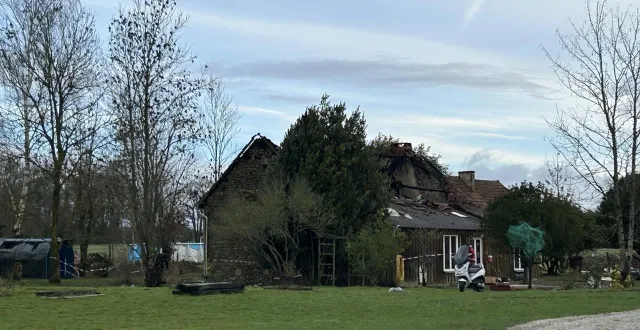 photo  l'habitation a été totalement détruite par un feu de toiture à champeaux-sur-sarthe (orne).  &copy;  ouest france 