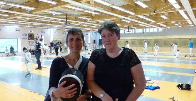 photo  christel baldet, des p’tits doudous avec béatrice dedieu, présidente du cercle d’escrime, lors d’un précédent challenge.  &copy;  archives le maine libre 