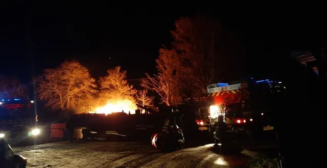 photo  nuillé-le-jalais, vendredi 9 janvier 2026. l’incendie a été réactivé par les fortes rafales de vent, ce qui a compliqué l’intervention des sapeurs-pompiers.  &copy;  roland tellier 