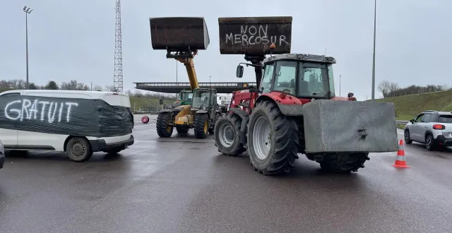 photo  des agriculteurs se sont mobilisés mercredi 7 janvier 2026 sur l’autoroute a88 contre l’accord ue-mercosur.  &copy;  archives ouest-france 