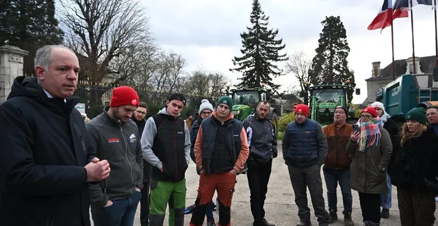 photo  au mans, les agriculteurs ont répondu à l’appel de la fdsea et des ja et se sont réunis, avant midi, devant la préfecture de la sarthe. le préfet est allé à leur rencontre.  &copy;  le maine libre - denis lambert 