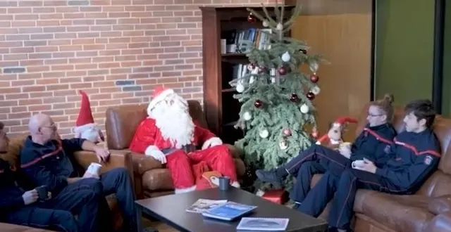 photo  dans une vidéo humoristique, les pompiers de cholet lancent leur invitation à l’aide du père noël.  &copy;  capture d’écran : vidéo facebook 