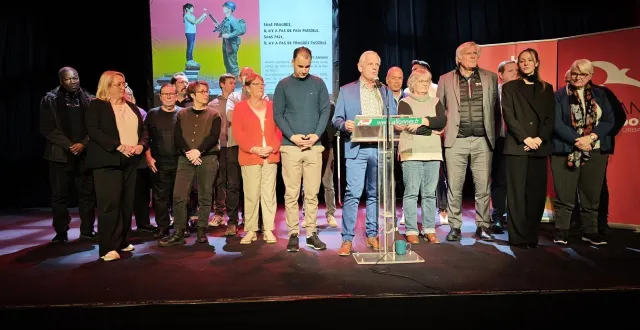 photo  gilles leproust, et une partie des élus, accompagnés de stéphane le foll  &copy;  ouest-france 
