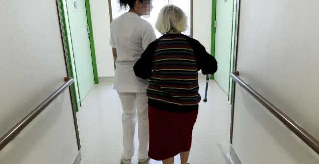 photo  une aide-soignante a comparu ce vendredi 9 janvier pour avoir volé la carte bancaire d’une résidente d’une maison de retraite atteinte de la maladie d’alzheimer à la tessoualle (maine-et-loire). elle aurait déjà commis le même type de fait deux mois plus tôt. (photo d’illustration).  &copy;  archives jdlo 