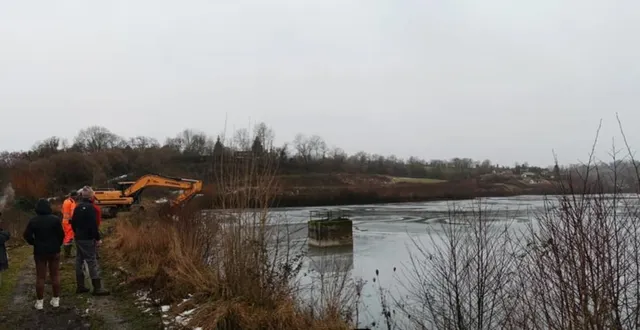 photo  la pelleteuse est entrée en action jeudi, il s’agit dans un premier temps de débroussailler les abords de la digue et de la pêcherie avant d’envisager la suite des opérations.  &copy;  ouest-france 