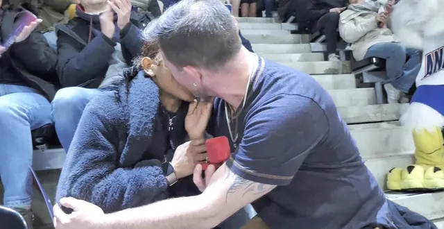 photo  angers, à la patinoire iceparc, avenue de la constitution, 30 décembre 2025. jérémy a offert à sa future épouse une bague qui a été portée par sa mère défunte..  &copy;  les ducs d’angers 