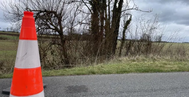 photo  certains câbles électriques arrachés à leur poteau finissent par toucher le sol.  &copy;  ouest-france 