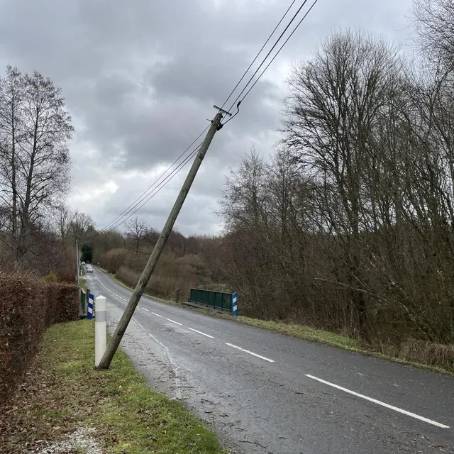 photo sur la départementale 13, les poteaux électriques fragilisés par le vent sont nombreux.  ©  ouest-france
