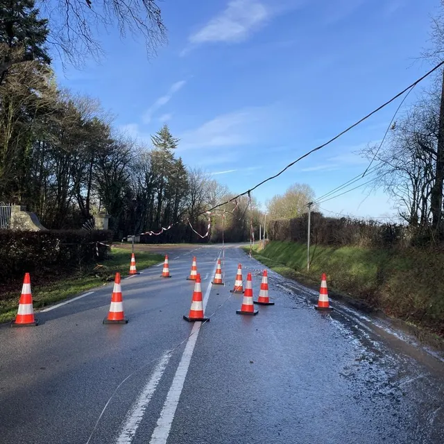 photo entouré de rubalises et de plots, le câble électrique jonche la route, qui a été fermée à la circulation.  ©  ouest-france