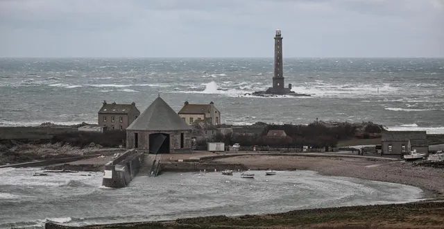 photo  le phare de goury, phare de la hague, et le port de goury à auderville (manche), le vendredi 9 janvier 2026.  &copy;  martin roche / ouest-france 