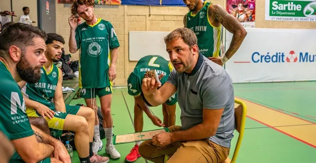 photo  romain chollet, l’entraîneur de saint-pavin, doit composer avec les absences et les conditions météorologiques.  &copy;  arnaud despelchain 