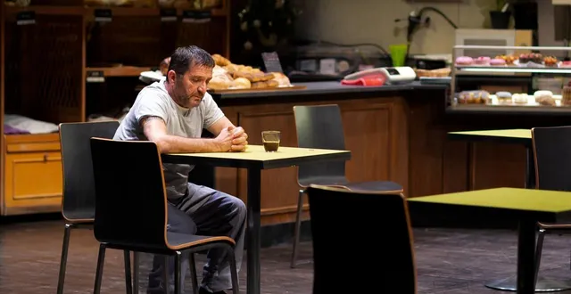 photo  jean ruimi est césar dans le « marius » de pagnol revisité par joël pommerat. c’est de lui qu’est partie toute l’aventure.  &copy;  agathe pommerat/ compagnie louis brouillard 