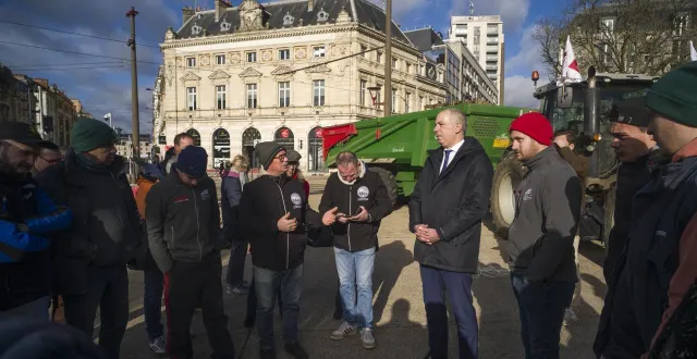 photo  le mans, vendredi 9 janvier 2026. temps d’échange entre le préfet de la sarthe sébastien jallet et les agriculteurs présents. ces derniers lui font part de leur impatience.  &copy;  le maine libre - denis lambert 