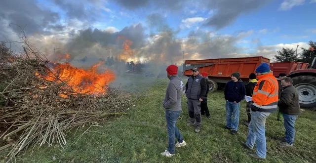 photo  sur le giratoire de béner, près du mans (sarthe), les agriculteurs ont allumé un feu de la colère.  &copy;  ouest-france 