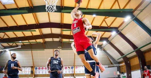 photo  le trophée de basket sablé sarthe pays de la loire, qui réunit quatre équipes professionnelles chaque été à la salle georges-mention depuis 2002, est l’un des temps forts sportifs à sablé-sur-sarthe.  &copy;  archives dominique breugnot photographer 
