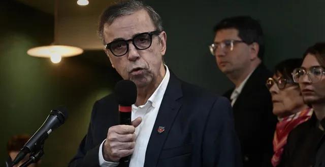 photo  le maire écologiste de bordeaux pierre hurmic pendant une conférence de presse dans sa ville, vendredi 9 janvier 2026.  &copy;  philippe lopez / afp 