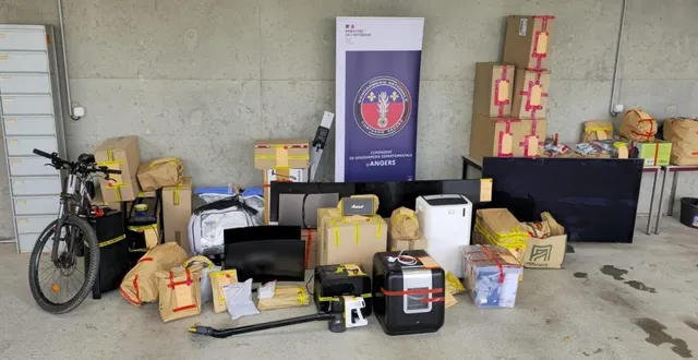 photo  les gendarmes de la compagnie d’angers ont mis la main sur 24 kg de cannabis, 640 grammes de cocaïne, de la crystal meth et des ecstasys.  &copy;  compagnie de gendarmerie d’angers 