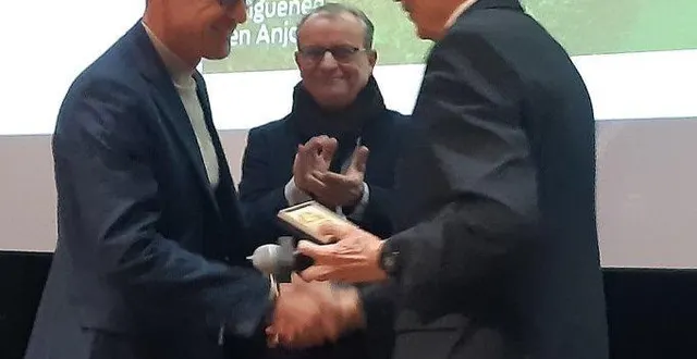 photo  le sénateur stéphane piednoir félicite chaleureusement et amicalement le maire jean-pierre hébé lors de la remise de la médaille du sénat.  &copy;  ouest-france 