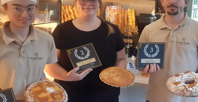 photo  de gauche à droite : loann nicolas, clélie zabé et cédric bidon avec leur médaille et leur galette.  &copy;  ouest-france 