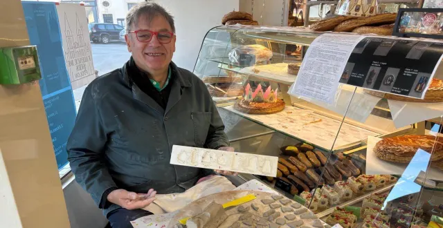 photo  au cours de la matinée de dimanche, thierry foulon, maître artisan faïencier, s’installera dans la boulangerie-pâtisserie la tentation, en face de la cathédrale. chacun aura loisir d’y voir s’élaborer en direct la fabrication des fèves qui se cachent dans les galettes produites par la maison.  &copy;  ouest-france 