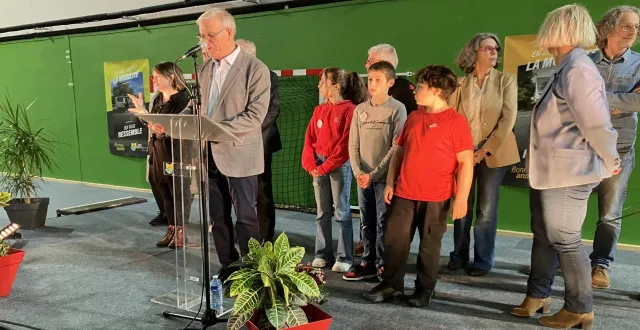 photo  dominique bréjeon, le maire accompagné de ses adjoints et du conseil municipal des enfants.  &copy;  co 