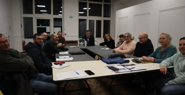 photo  réunion de préparation autour du président fernando gonçalves, de betty limousin, adjointe à la culture, et la responsable du service culture de la ville de chalonnes, catherine wojcik.  &copy;  co. 