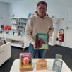 photo loïc le borgne, membre de l’organisation du festival du livre jeunesse 2026, présente les quatre albums jeunesse en lice.