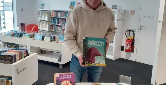 photo  loïc le borgne, membre de l’organisation du festival du livre jeunesse 2026, présente les quatre albums jeunesse en lice.  &copy;  ouest-france 