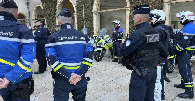 photo  les sanctions seront plus fermes à partir de ce samedi 10 janvier 2026 en maine-et-loire. ici, le préfet en présence des motards de la police et la gendarmerie.  &copy;  ouest-france 