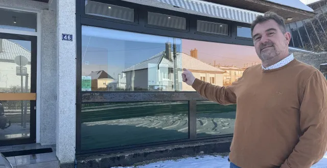 photo  loïc potel, devant son laboratoire à cerisé, où il confectionnera des potages et plats pour son restaurant itinérant chez popo.  &copy;  ouest-france 