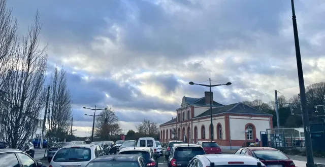 photo  la ferté-bernard, vendredi 9 janvier 2026. le parking de la gare ne permet plus d’accueillir les nombreux voyageurs qui prennent le train chaque jour.  &copy;  le maine libre 