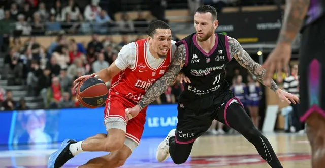 photo  antoine eito (à droite), désormais meneur de boulazac, ici face à chalon, un autre de ses anciens clubs, a  connu le titre de champion de france du msb en 2018.  &copy;  journal saone et loire/maxppp 