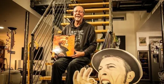 photo  jean-charles gautier, à son domicile boulonnais, où il conserve une partie de son impressionnante collection autour de david bowie.  &copy;  photo : nicolas montard 