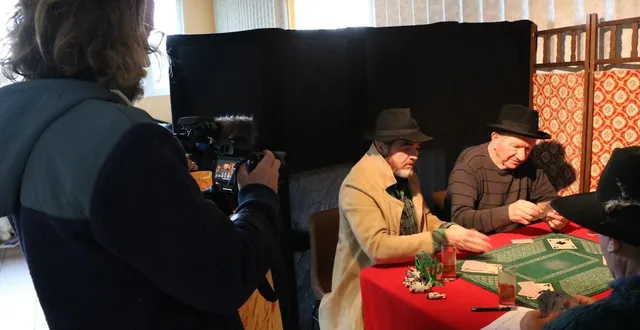 photo  à la caméra, frédéric leterrier filme grégory guilbert, le cow-boy. leur film évoquera les changements de paysage dans les marais.  &copy;  ouest-france 