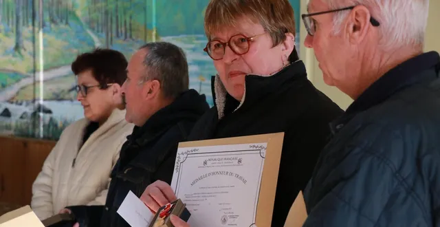 photo  l’émotion était parfois forte parmi les 33 travailleurs de cap anjou bleu honorés vendredi, à noyant-la-gravoyère.  &copy;  ouest-france 