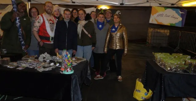 photo  les deux associations de parents d’élèves exposaient côte à côte au marché de noël.  &copy;  le maine libre 