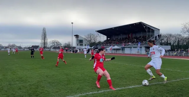 photo  les joueuses du rcf ont affronté toulouse le dimanche 14 décembre 2025 en 32es de finale de coupe de france, au stade bouchevereau à la flèche.  &copy;  le maine libre – louis gohin 