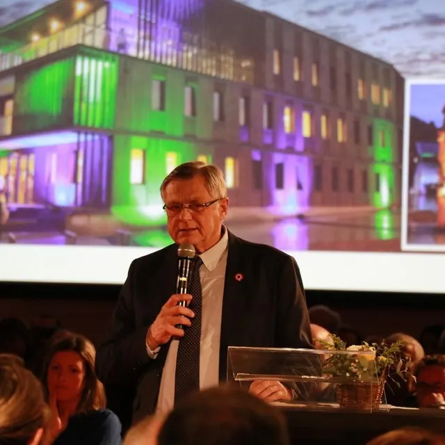 photo gilles grimaud a prononcé ses derniers vœux en tant que président d’anjou bleu communauté, laquelle dispose d’un nouveau siège (projeté en arrière-plan) depuis l’automne 2025.  ©  ouest-france