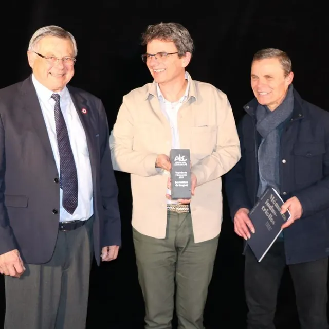 photo gilles grimaud a choisi de remettre son dernier trophée des talents d’anjou bleu communauté à l’entreprise drugeot manufacture, représentée par ses dirigeants pierre et matthieu rochepeau.  ©  ouest-france