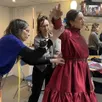 photo  la soprano cubaine laura ulloa qui sera lucia sur scène essaie sa robe, sous le regard de pauline kieffer cheffe costumière et lætitia guinchard, adjointe au service costumes, maquillage et coiffure de l’opéra de rennes. 