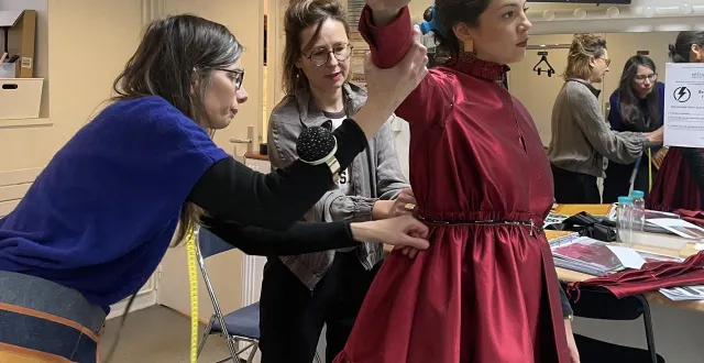 photo  la soprano cubaine laura ulloa qui sera lucia sur scène essaie sa robe, sous le regard de pauline kieffer cheffe costumière et lætitia guinchard, adjointe au service costumes, maquillage et coiffure de l’opéra de rennes.  &copy;  ouest-france 