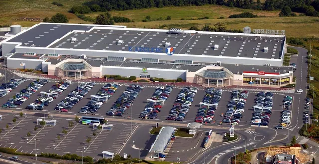 photo  avant l’implantation du centre commercial leclerc route de bonnétable, en 1996, il n’y avait que des champs au nord-est du mans.  &copy;  archives le maine libre – hervé petitbon 