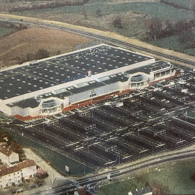 photo au moment de son ouverture, le leclerc des fontenelles est décrit par le maine libre comme « le dernier temple de la grande distribution ».  ©  archives le maine libre – denis lambert