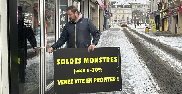 photo  les soldes ont commencé sous la neige en sarthe, ce mercredi 7 janvier 2026.  &copy;  le maine libre 