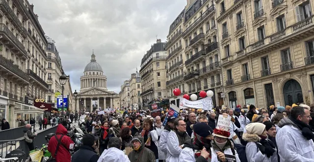 photo  paris, le 10 janvier 2026. parmi les milliers de médecins qui ont manifesté à paris ce samedi, plus d’une centaine venait du maine-et-loire.  &copy;  dr 