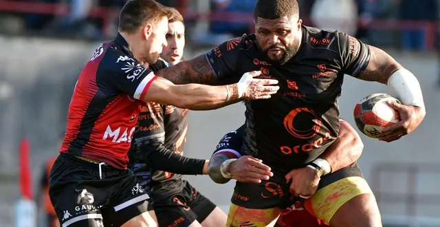 photo  la plupart du temps, tim menzel et les niortais ont défendu à plusieurs sur le centre fidjien apisai naqalevu.  &copy;  co - marie delage 