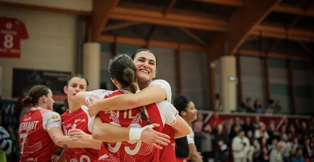 photo  dans les bras de sa coéquipière eden atila, cléa delaume a le sourire.  &copy;  co - jordan magneron 