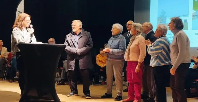 photo  manuella robin et les lauréats du premier prix du budget participatif.  &copy;  co 