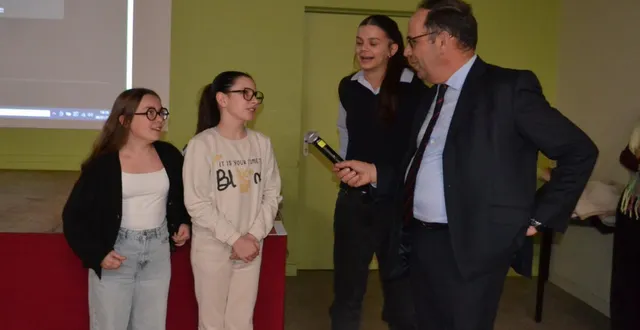 photo  maeline goibeau, ambre plu et marion wathier, félicitées par le maire.  &copy;  le maine libre 