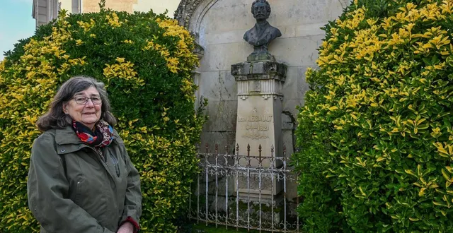 photo  patricia touzé devant la statue de léon legault édifiée à proximité de la mairie suite à son legs.  &copy;  co - laurent combet 